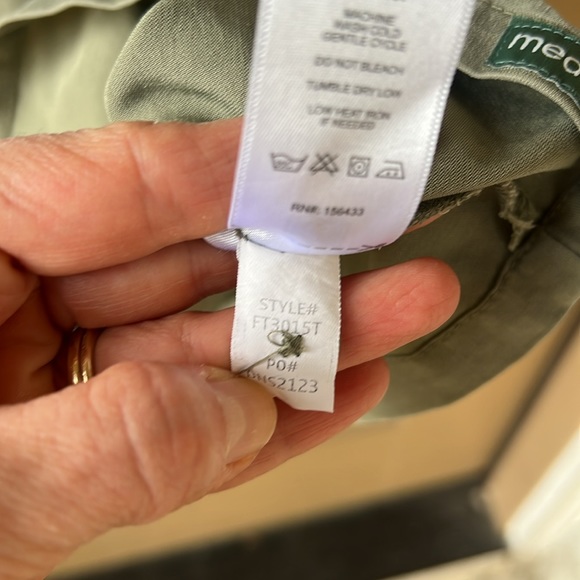 Mediclo XL Women’s TENCEL™ Fiji‎ ‎ Banded Collar Scrub Top in Sage - Picture 8 of 11